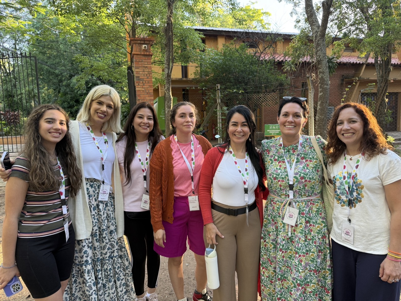 Equipo de líderes de Campalma sonriendo juntas al aire libre