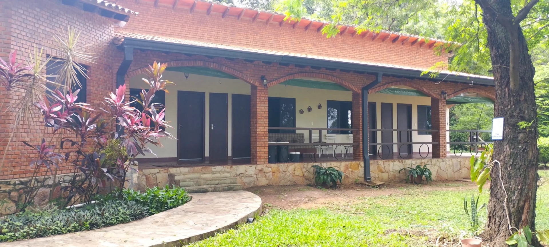 Pabellón principal de Ñande Mariopolis con galería de arcos