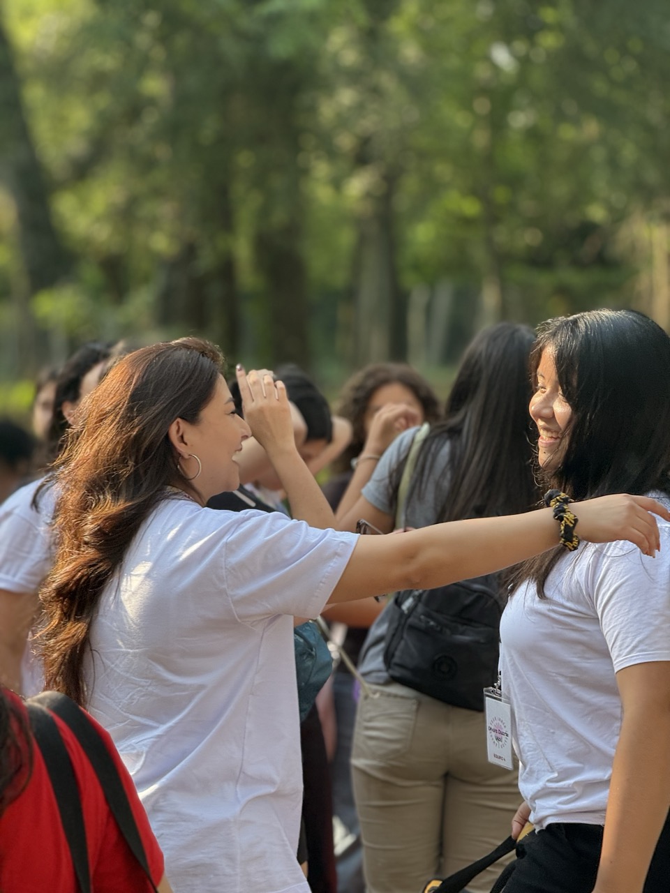 Líder dando la bienvenida a una participante con un abrazo